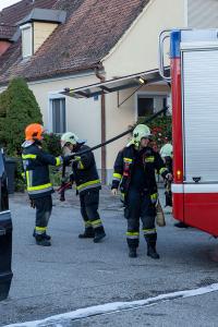 Ersthelfer löschen Fahrzeugbrand mit drei Feuerlöschern