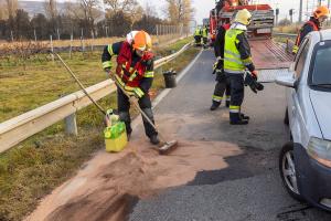 Pkw liegt nach Kollision mit einer Leitschiene auf der Seite