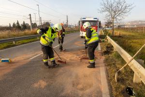 Pkw liegt nach Kollision mit einer Leitschiene auf der Seite