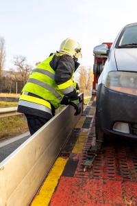 Pkw liegt nach Kollision mit einer Leitschiene auf der Seite