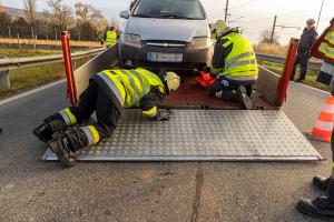 Pkw liegt nach Kollision mit einer Leitschiene auf der Seite