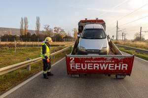 Pkw liegt nach Kollision mit einer Leitschiene auf der Seite