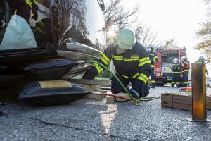 Pkw prallt gegen einen geparkten Kleinbus und landet auf der Fahrerseite