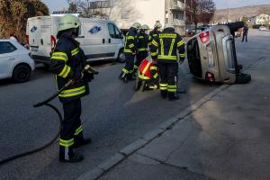 Pkw prallt gegen einen geparkten Kleinbus und landet auf der Fahrerseite