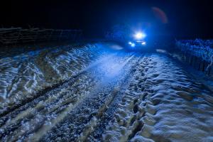 Fahrzeuge stecken in der 180 Grad Kurve in der Kremsleithen im Schnee