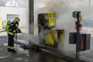 Zapfsäule einer Automatentankstelle in Brand geraten