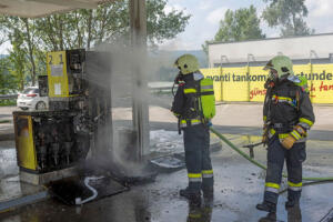 Zapfsäule einer Automatentankstelle in Brand geraten