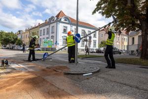 Straßenlaterne stand wieder einmal einem Pkw im Weg