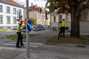 Straßenlaterne stand wieder einmal einem Pkw im Weg