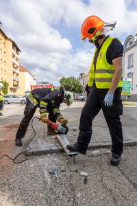 Straßenlaterne stand wieder einmal einem Pkw im Weg