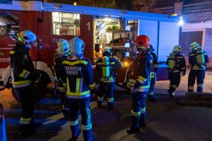 Nachlöscharbeiten nach Zimmerbrand im Kremser Stadtgraben