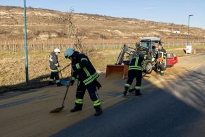 Maisschrot landet durch einen technischen Defekt auf der Straße