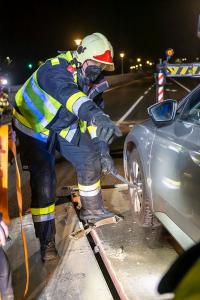 Bergung zweier Fahrzeuge nach Unfall auf der B3 in Krems-Stein