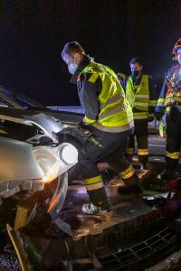 Bergung zweier Fahrzeuge nach Unfall auf der B3 in Krems-Stein