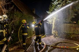 Schwieriger Einsatz von acht Feuerwehren bei Dachstuhlbrand in Weißenkirchen