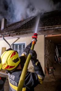 Schwieriger Einsatz von acht Feuerwehren bei Dachstuhlbrand in Weißenkirchen