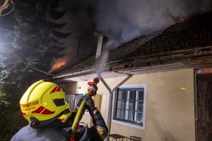 Schwieriger Einsatz von acht Feuerwehren bei Dachstuhlbrand in Weißenkirchen