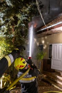 Schwieriger Einsatz von acht Feuerwehren bei Dachstuhlbrand in Weißenkirchen