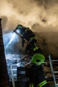 Schwieriger Einsatz von acht Feuerwehren bei Dachstuhlbrand in Weißenkirchen