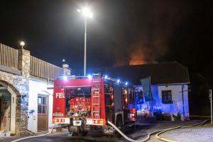 Schwieriger Einsatz von acht Feuerwehren bei Dachstuhlbrand in Weißenkirchen