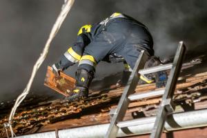 Schwieriger Einsatz von acht Feuerwehren bei Dachstuhlbrand in Weißenkirchen