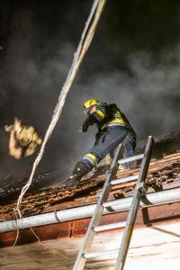 Schwieriger Einsatz von acht Feuerwehren bei Dachstuhlbrand in Weißenkirchen