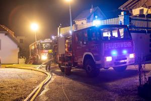 Schwieriger Einsatz von acht Feuerwehren bei Dachstuhlbrand in Weißenkirchen