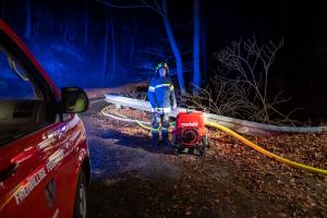 Schwieriger Einsatz von acht Feuerwehren bei Dachstuhlbrand in Weißenkirchen