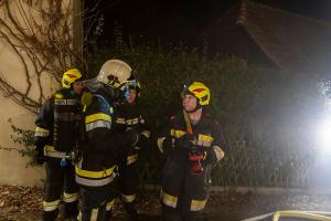 Schwieriger Einsatz von acht Feuerwehren bei Dachstuhlbrand in Weißenkirchen