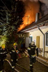 Schwieriger Einsatz von acht Feuerwehren bei Dachstuhlbrand in Weißenkirchen