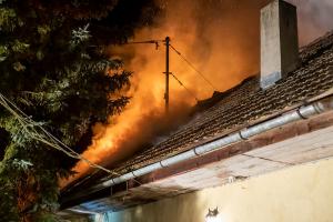 Schwieriger Einsatz von acht Feuerwehren bei Dachstuhlbrand in Weißenkirchen