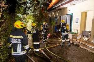 Schwieriger Einsatz von acht Feuerwehren bei Dachstuhlbrand in Weißenkirchen