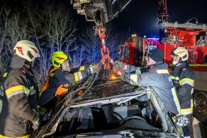 Fahrzeugüberschlag auf der B37 - Lenker verletzt