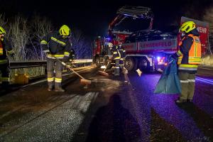 Fahrzeugüberschlag auf der B37 - Lenker verletzt