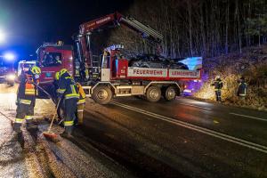 Fahrzeugüberschlag auf der B37 - Lenker verletzt