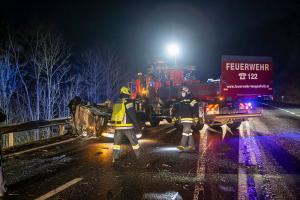 Fahrzeugüberschlag auf der B37 - Lenker verletzt