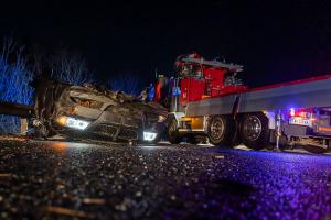 Fahrzeugüberschlag auf der B37 - Lenker verletzt