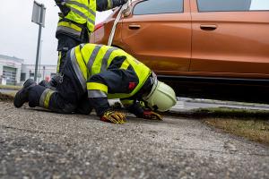 Pkw kommt von der Straße ab und landet auf zwei großen Steinen