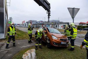 Pkw kommt von der Straße ab und landet auf zwei großen Steinen