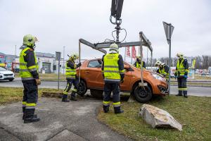 Pkw kommt von der Straße ab und landet auf zwei großen Steinen