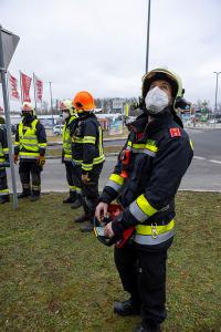 Pkw kommt von der Straße ab und landet auf zwei großen Steinen