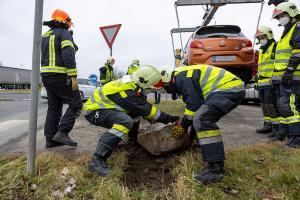 Pkw kommt von der Straße ab und landet auf zwei großen Steinen