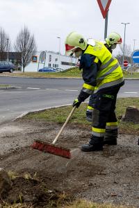 Pkw kommt von der Straße ab und landet auf zwei großen Steinen