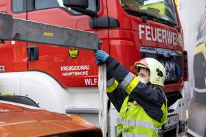 Pkw kommt von der Straße ab und landet auf zwei großen Steinen