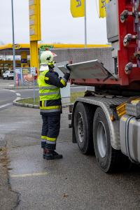 Pkw kommt von der Straße ab und landet auf zwei großen Steinen