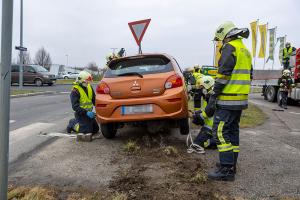 Pkw kommt von der Straße ab und landet auf zwei großen Steinen