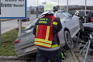 Medizinischer Notfall eines Autolenkers führt zu spektakulären Unfall