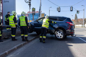 Fahrzeug hängt nach einem Unfall auf einer Mauer