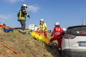 Zwei schwer verletzte Personen bei Kollision zwischen Pkw und Lkw