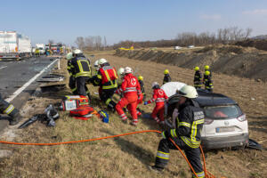 Zwei schwer verletzte Personen bei Kollision zwischen Pkw und Lkw